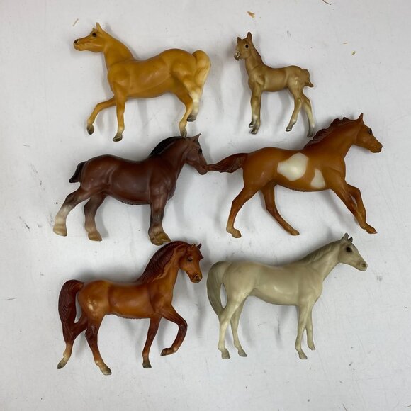 Breyer Brown Vintage Horse Barn Playset | Includes Dolls & Accessories - Picture 10 of 11